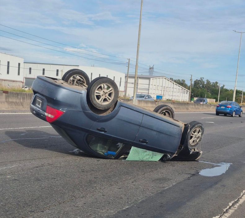 VUELCO. Se produjo en la Autovía Pilar Pergamino, cerca del peaje.