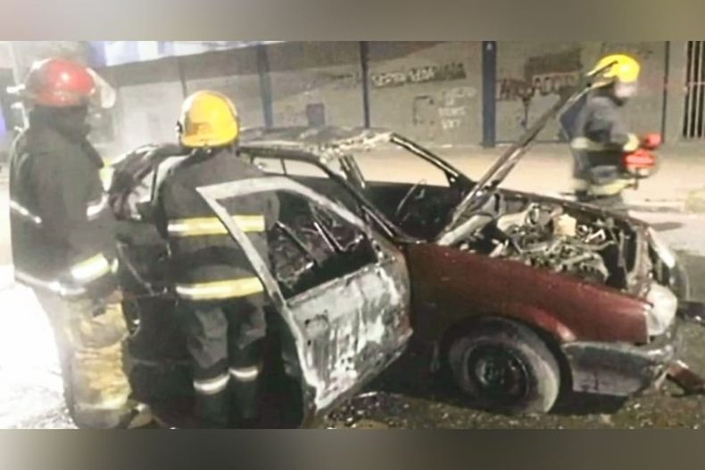 El conductor del auto incendiado resultó ileso.&nbsp;
