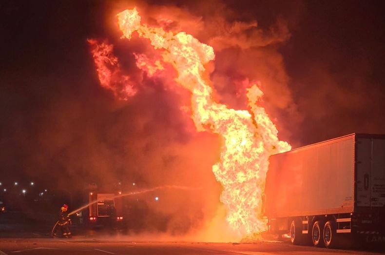 Bomberos de Pilar y Exaltación de la Cruz combatieron al fuego en el camión incendiado.