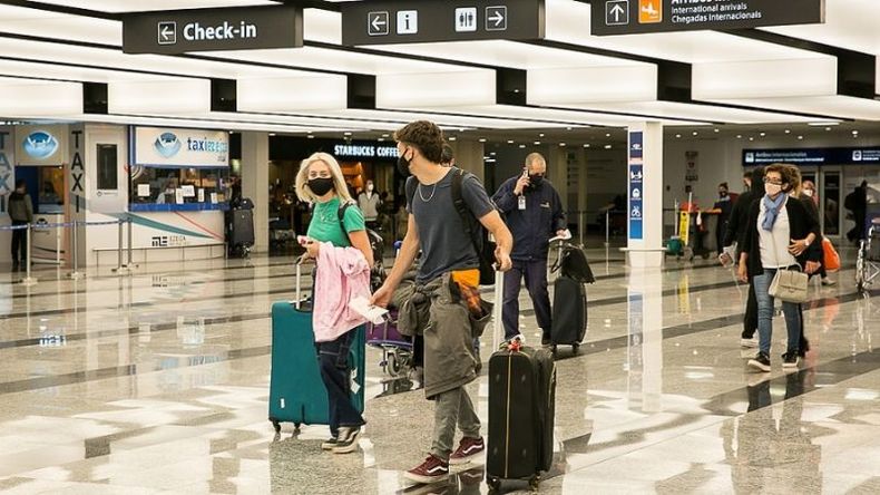 Las compras en dólares realizadas en el exterior con tarjetas cuestan un 10% a partir de hoy. .