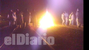 A fuego lento. Vecinos bloquearon las vías por varias horas..