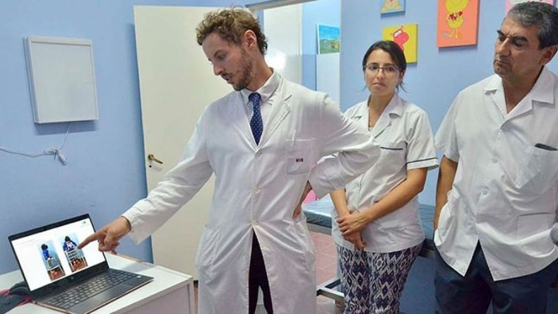 IMÁGENES. Ramiro Olleac, junto a otros médicos, mostrando la evolución del tratamiento en neuro ortopedia.