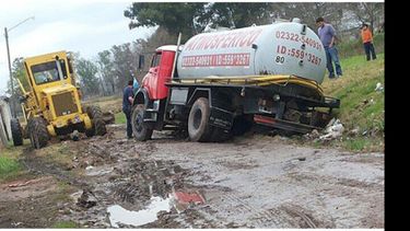 (Foto de @merchureyes). Camión cayó en una zanja en el barrio Los milagros..