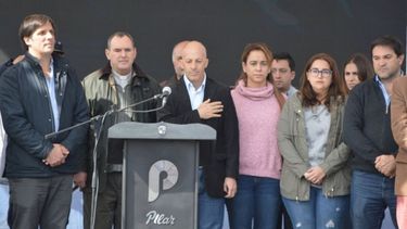 SERIOS. Ducoté y sus funcionarios, el domingo, en Villa Rosa..