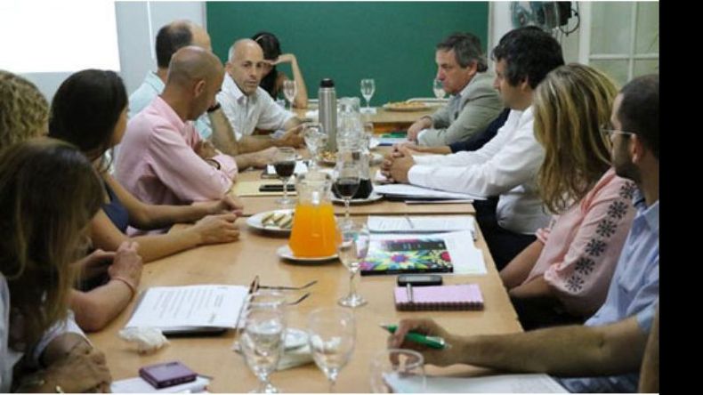 EQUIPO. Ducoté reunió a su gabinete, ayer, en la escuela municipal de Del Viso..