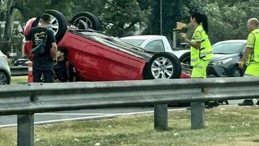 VUELCO. El Audi involucrado en el accidente quedó volcado sobre la autopista.