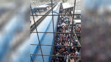 @Tren_SanMartin, bastaaaa! Sos un mierd@, sacan servicios desde Pilar, horarios nuevos con 40 minutos entre trenes, encima cancelan. No respetaron el horario en el que viajo ni un solo día de la semana. Hoy por dos boludos que se pelea-ron. Así no se puede. Cesar Wiedemann / @cesarw_ok. .