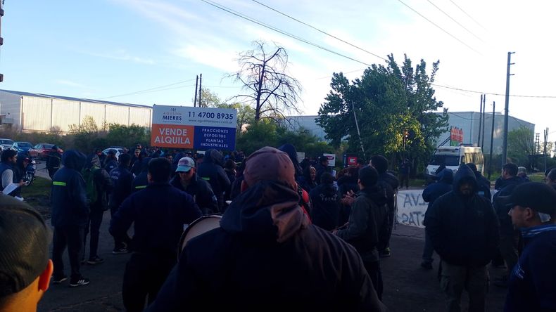 La protesta de los trabajadores de ILVA se concentra en la Calle 9 del Parque Industrial de Pilar.