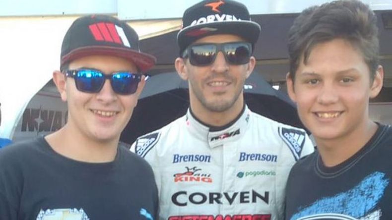UNIDOS. Antes de clasificar, Rossi posó con los chicos fanas de Chevrolet y Ford..