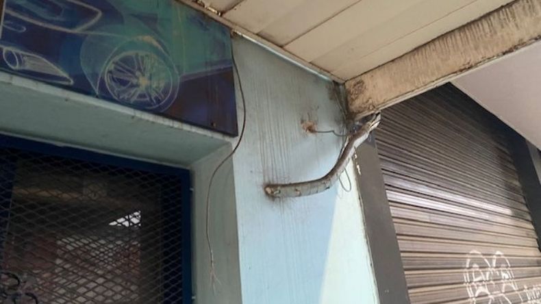 La cámara de seguridad fue arrancada..