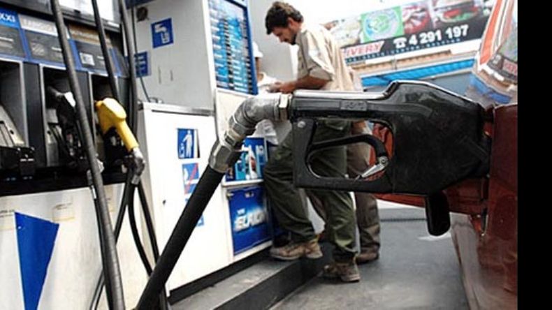 La cámara llamó a las estaciones a no cobrar la tasa al combustible..