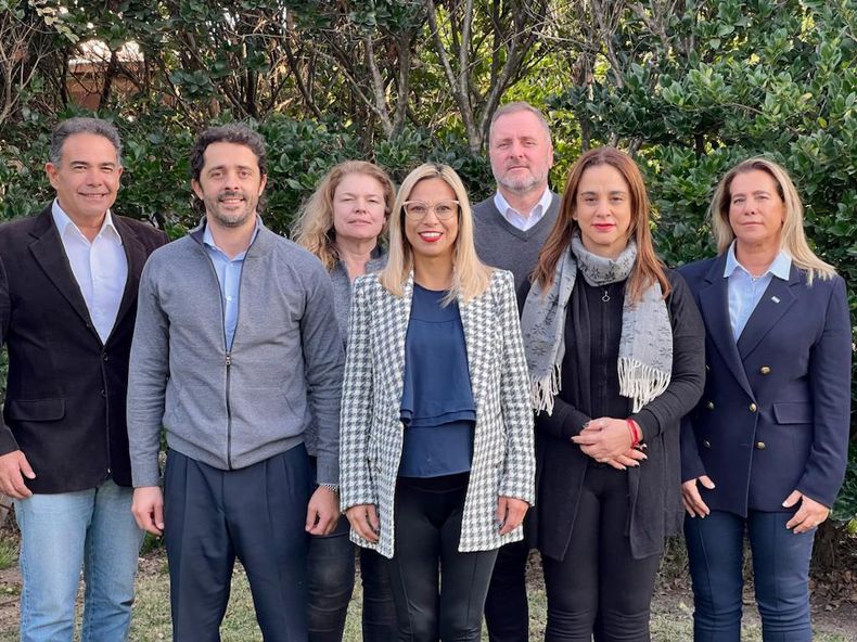 LISTA. Cáceres junto a sus principales candidatos, entre ellos Maciel, Antonietti y Zakhem.