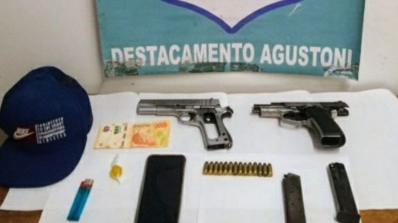 PRUEBAS. Parte de los elementos que “Joni” llevaba en su mochila. .