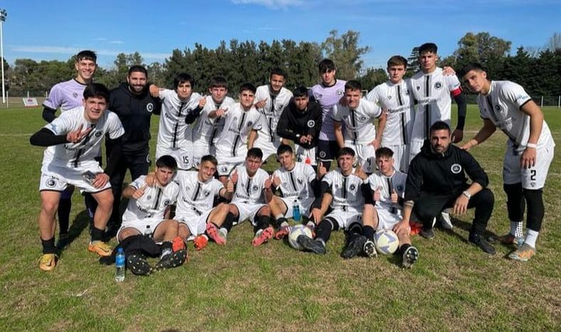FELICIDAD. Los chicos de la Tercera del Monarca festejan otro triunfo en casa.