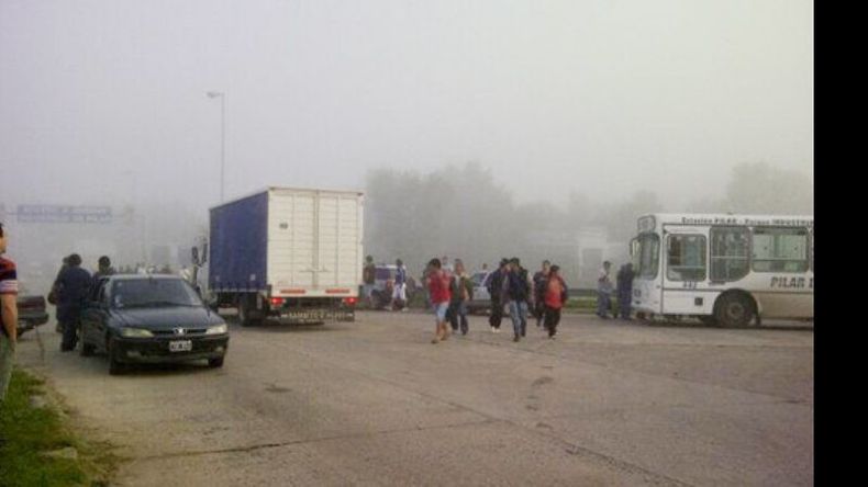 Caos vehicular en la entrada por el Petrel. Se le sumó la espesa niebla. (Foto. Gabriel Lagomarsino).