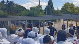 Tres Arroyos: trabajadores cortan la calle por falta de pago Tres Arroyos: trabajadores cortan la calle por falta de pago
