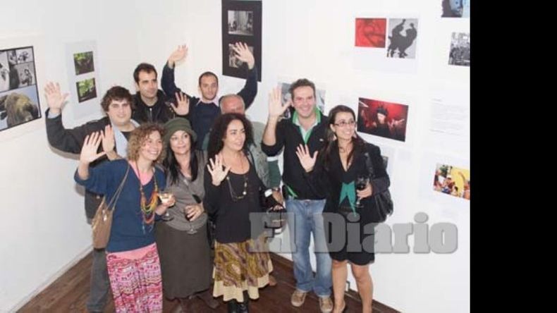 Arriba las palmas. El grupo de fotógrafos que componen la muestra “Manos arriba”, que hasta el 2 de junio puede visitarse en la Galería Phos..