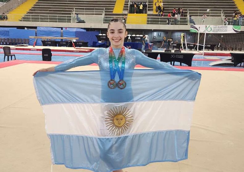 Julieta Lucas con la bandera&nbsp; de Argentina y las medallas.