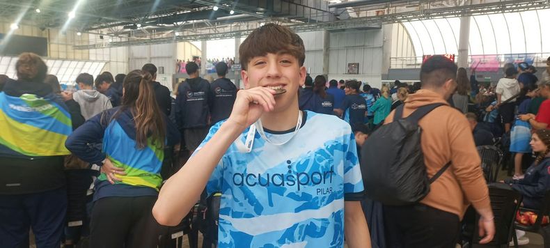 PIBE DE ORO. Dylan Lazaeta logró la medalla dorada en Natación Sub 16.