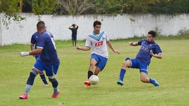VUELTA. Con empuje, Flecha Azul revirtió el partido y ganó por primera vez en el torneo..