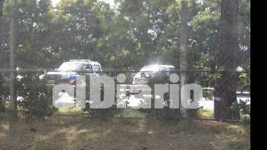 El patrullero dentro del colegio. Se constató que fue una falsa alarma..