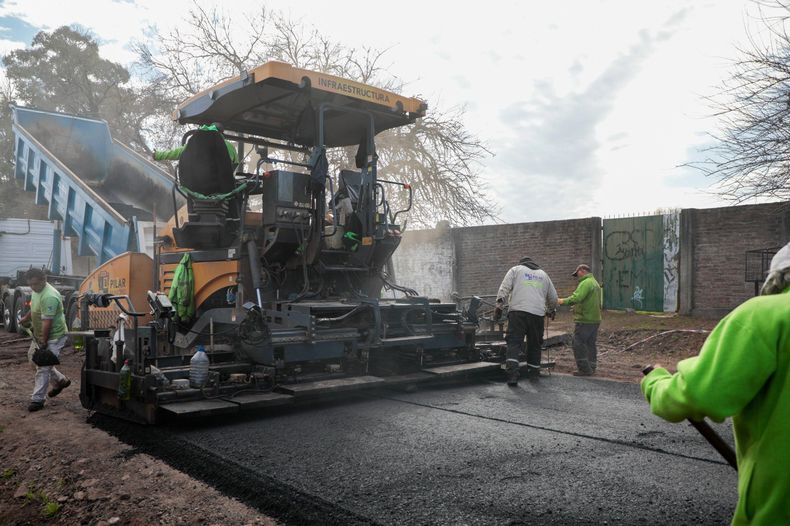 EN OBRA. Las máquinas terminan el asfalto sobre la calle México.