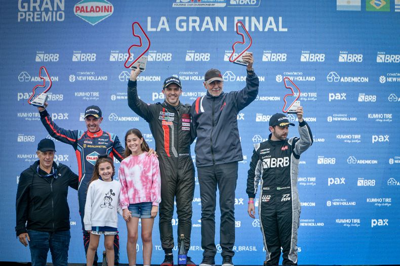 PODIO. Rossi, junto a Darío Raimonda del equipo Toyota, tras ganar la Carrera 2.