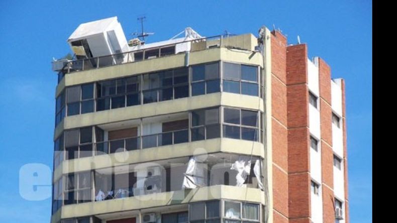 La antena cayó y dejó destrozos en los pisos 7º y 8º y el equipo de transmisión colgando..