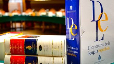 La Real Academia Española modificó oficialmente el abecedario, eliminando dos letras que históricamente fueron parte del mismo.