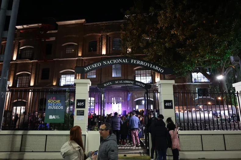La Noche de los Museos cuenta con más de 300 espacios culturales que abrirán sus puertas con entrada gratuita y habrá transporte público sin costo.