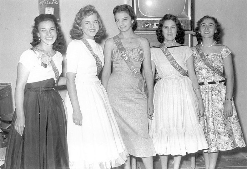 Cinco de las siete postulantes a Reina del Carnaval de Pilar 1957 posan en el Club Sportivo. Ese a&ntilde;o result&oacute; elegida Silvia K&ouml;ssler &ndash;segunda desde la izquierda-.