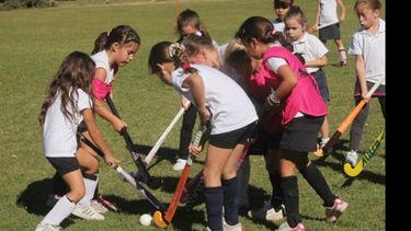 Las más chiquitas también aprenden los rudimentos del hockey..