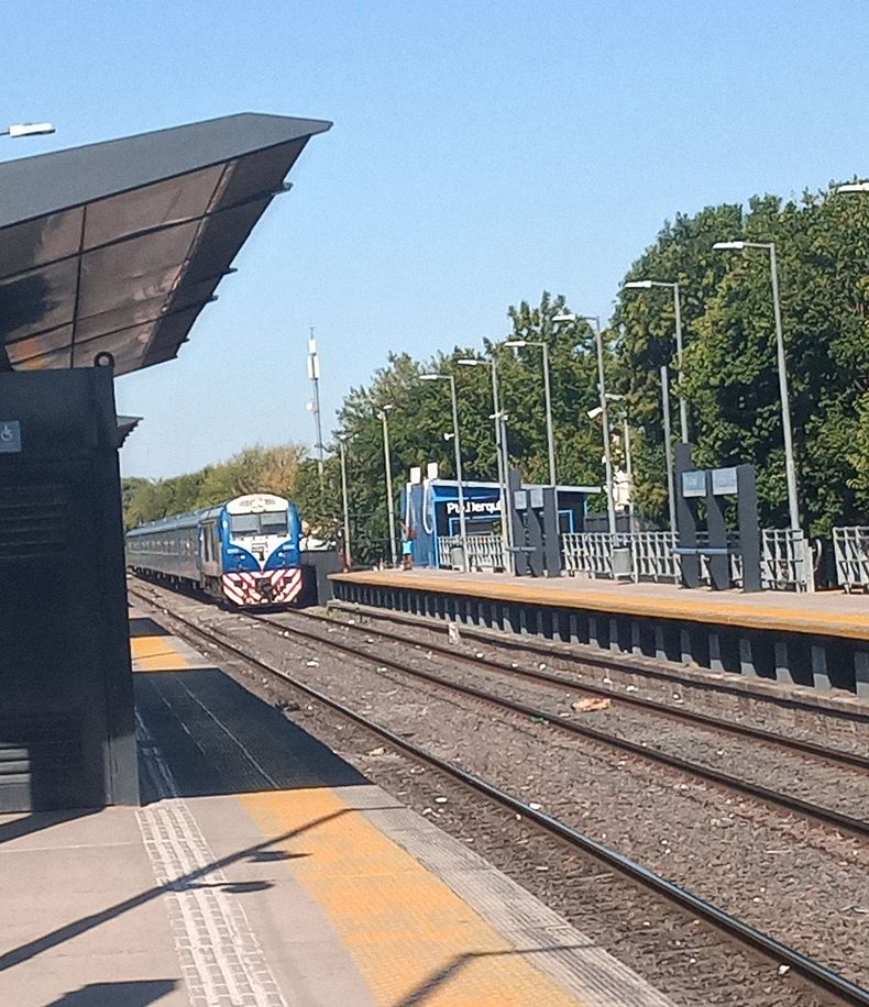 Después de muchos años, vuelvo a la estación Presidente #Derqui del #TrenSanMartin. Me lleva a recordar con cariño a la tía Estela, al tío Tati y a mis primas. Juan Franco / @juandofranco.&nbsp;