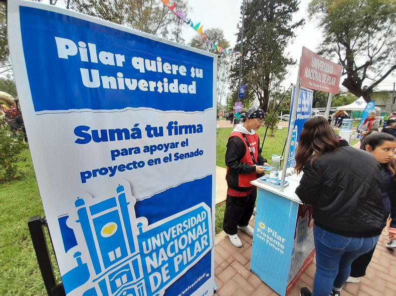 FIRMAS. Los vecinos dejaron sus adhesiones en Del Viso.