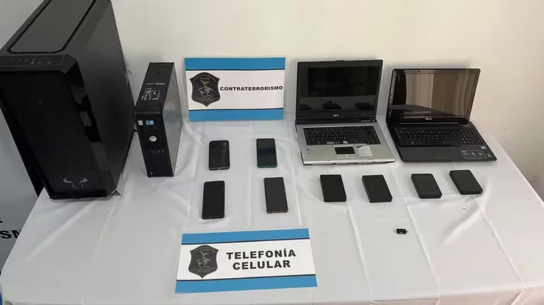 &nbsp; DISPOSITIVOS. Fueron incautados en la casa del detenido.