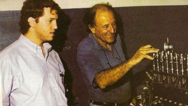 ENTRE FIERROS. Mariano junto a su padre el Vasco Oyhanart, de quien heredó la pasión..