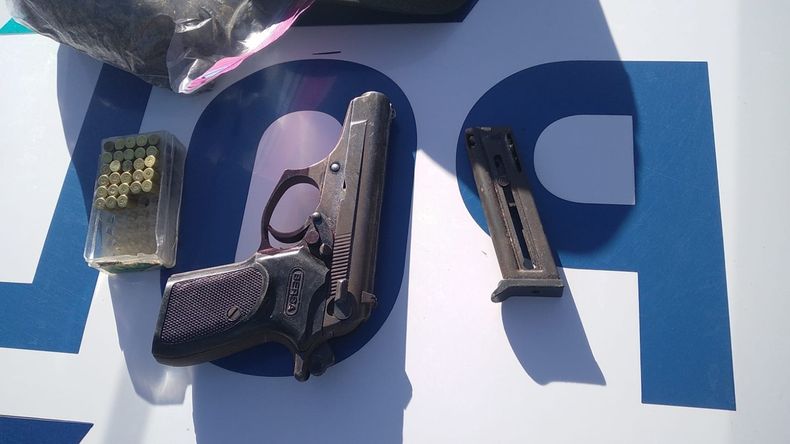 La pistola Bersa que llevaban los detenidos en el barrio Agustoni.
