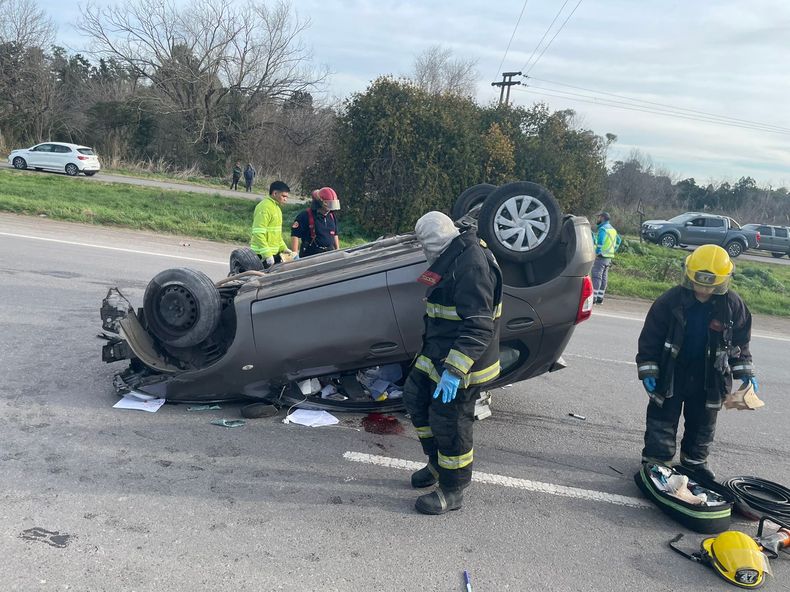 TOYOTA ETIOS VOLCADO. Los Bomberos de Pilar debieron rescatar a la mujer herida.&nbsp;