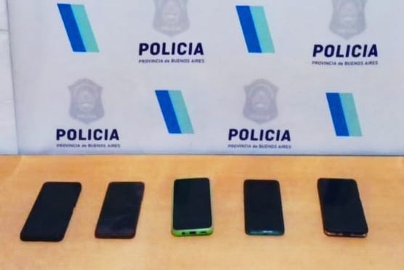Los tel&eacute;fonos secuestrados a tres jardineros y dos empleadas dom&eacute;sticas.
