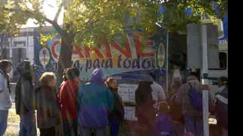 En la plaza de Pilar, ayer la gente hizo colas frente a ambos camiones..