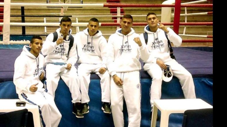 (Foto: Boxeo Amateur Argentino). Yamil Peralta (der.) junto a sus compañeros, Luis Verón, Brian Cháves, Alberto Melián y Facundo Ghiglione..