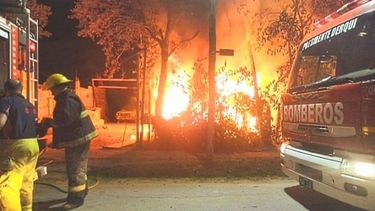El fuego se extendió rápidamente en toda la casilla de madera. Foto @juancaimpacto .