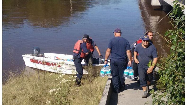 AYUDA. Bomberos acercaron agua a vecinos que no dejaron sus casas..