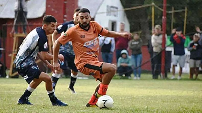 PELOTA. Joel Gómez en acción; Zelaya cayó en el debut ante José C. Paz. (FOTO: DAVID ROMERO)..