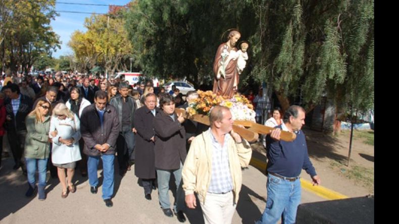 La imagen de San José Obrero encabeza la procesión..