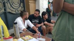 PROTESTA. Estudiantes bloquearon la puerta de la Escuela 1..