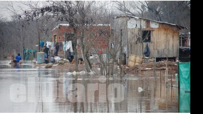 Una imagen que se repite: el agua hace estragos en las viviendas más precarias del barrio Río Luján..
