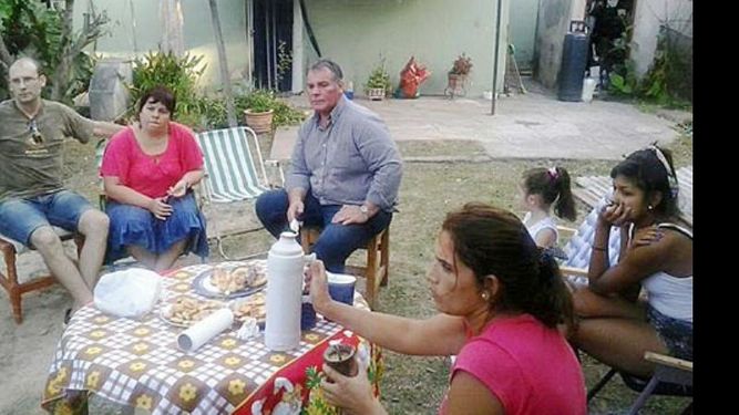 AMARGO. Trindade matea con la gente y define su futuro..
