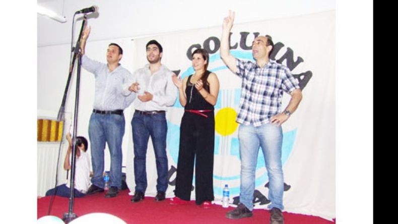 La marchita. Daniel Hirsch, Facundo Moyano, Verónica Robles y Osvaldo Pugliese, cantan sobre el escenario..