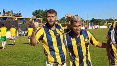 Nicolás Horacio festeja el 2-1 parcial de Ballester.